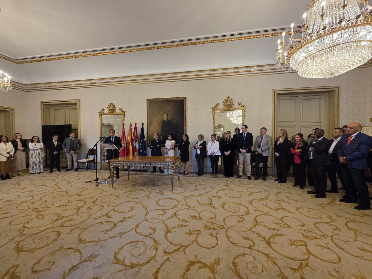 ALCsinhambre's tweet photo. 🔴AHORA- Alcalde @CGCarbayo de @aytoSalamanca recibe a delegación parlamentaria de +20 países de Iberoamérica y el Caribe que participarán en evento "Todo Comienza con la Alimentación" en @usal #AlimentaciónPrimero 
ℹ️https://t.co/lQ29voXxhj…
Apoya @fao @CooperacionESP @AMEXCID https://t.co/OBVSljSqEa