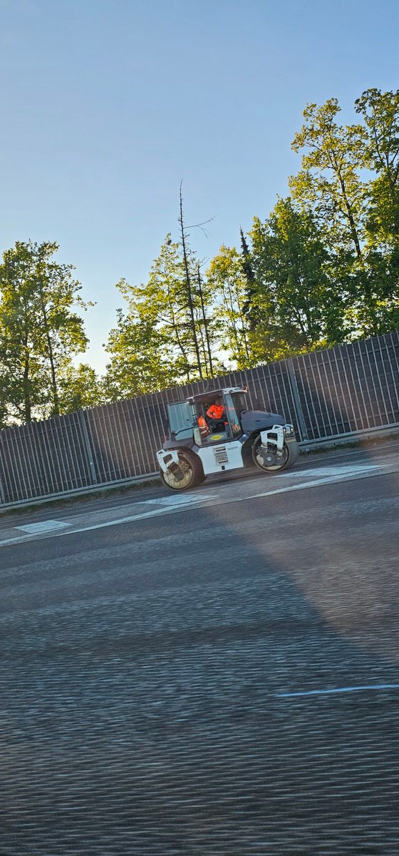 *steam roller goes by*

Boyf: "They see me steamrollin'...they steam hatin'"