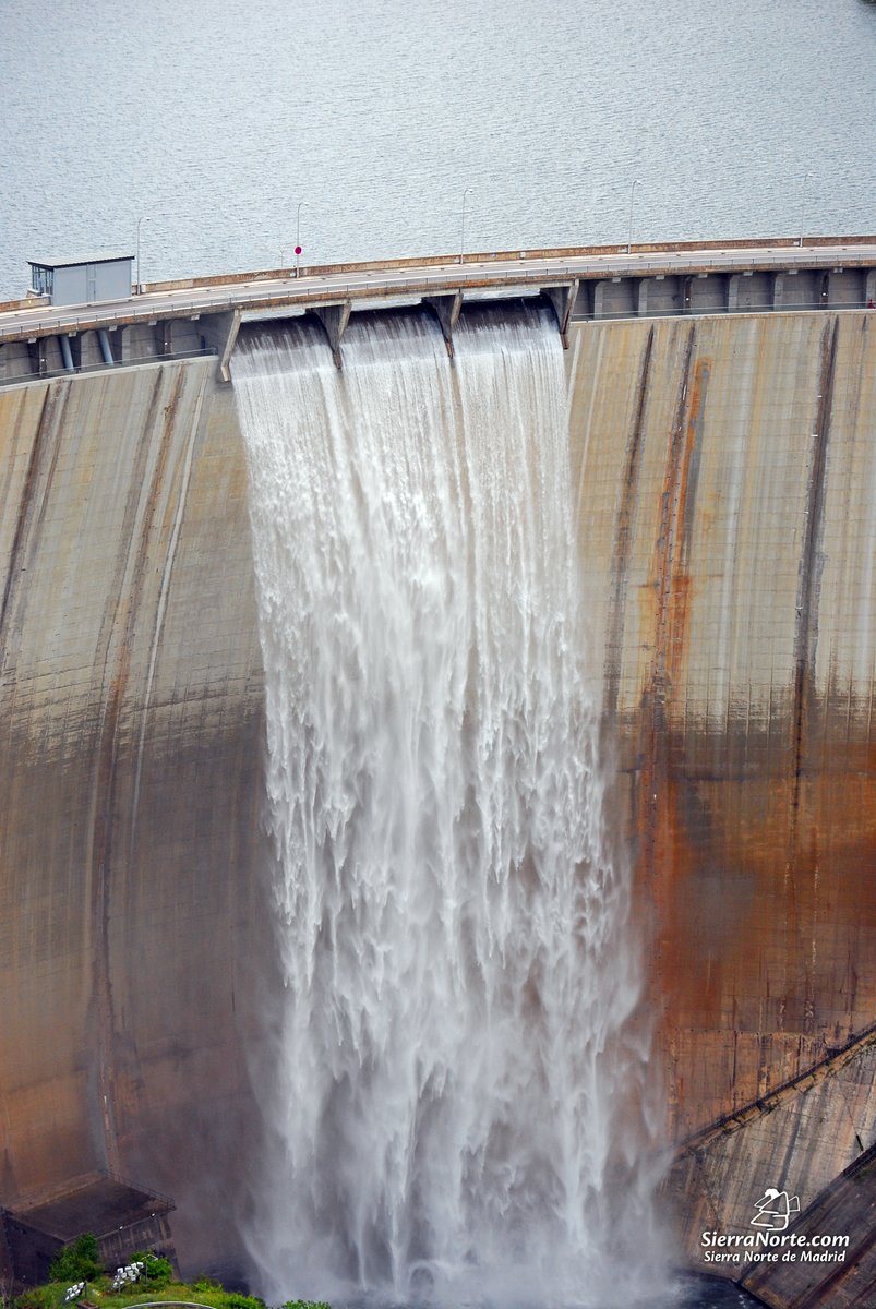SierraNortecom's tweet photo. Impresiona observar la presa de El Atazar soltando agua por el aliviadero superior, ver coches circulando por la coronación, escuchar el agua al caer... 😍 https://t.co/KNNXCe3dcM
#embalse #presa #atazar #agua #madrid #SierraNorteMadrid #SierraNorteDeMadrid #ElMejorEstiloDeVida https://t.co/sJ5jmVVuyH