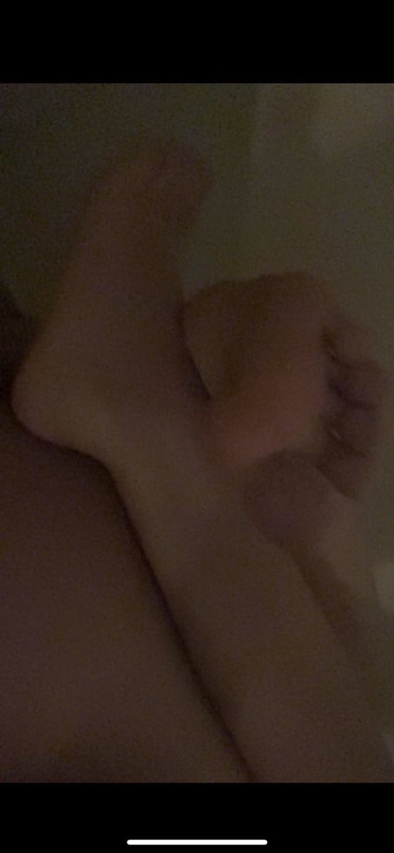 ابي احد يمص اصابع رجولي 👅🫦