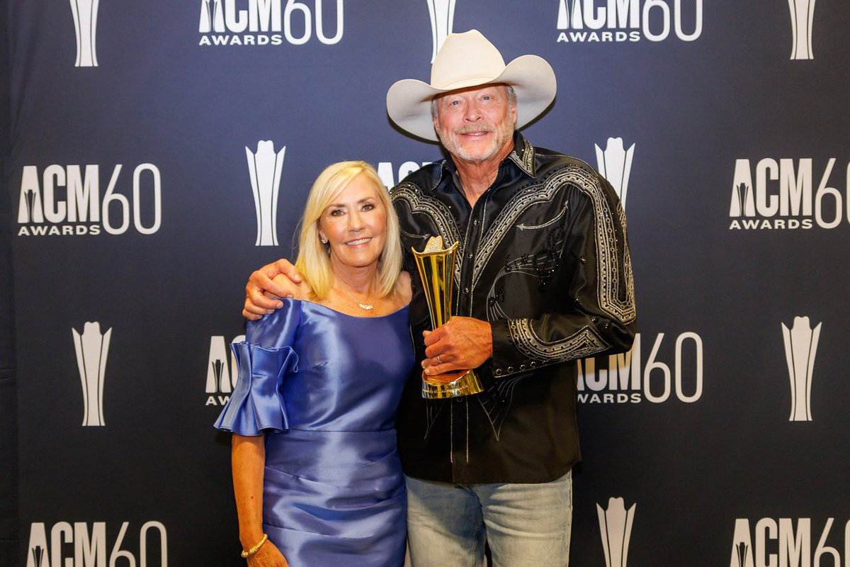 Offi_Jackson66's tweet photo. A truly unforgettable moment! Help us celebrate Alan's incredible honor as he received the Alan Jackson Lifetime Achievement Award at the @ACMAwards by commenting your favorite Alan memory.
#ACMAwards  #ACM60 https://t.co/VCwNQvF4J1