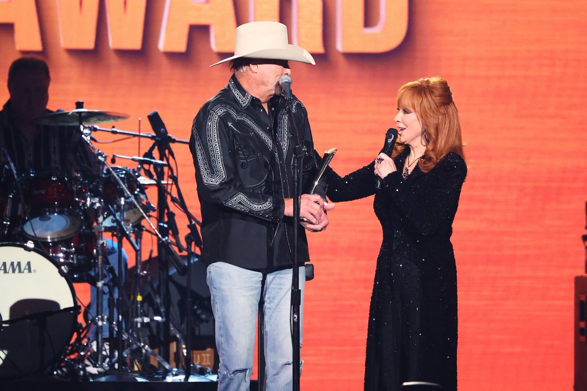 Offi_Jackson66's tweet photo. A truly unforgettable moment! Help us celebrate Alan's incredible honor as he received the Alan Jackson Lifetime Achievement Award at the @ACMAwards by commenting your favorite Alan memory.
#ACMAwards  #ACM60 https://t.co/VCwNQvF4J1