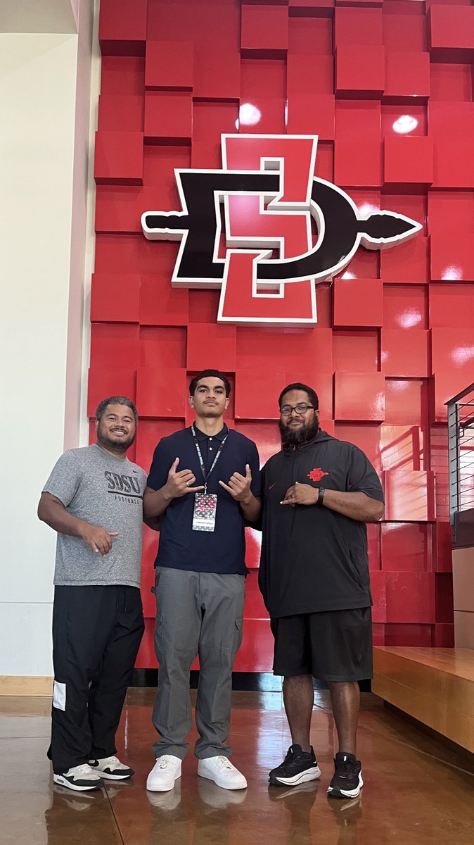 vfanuaea2026's tweet photo. GOD IS GOOD!! THANK YOU to @TevitaLose &amp; @Tana_Vea for having me and my family down at @AztecFB !! https://t.co/sDzFsf0nK8