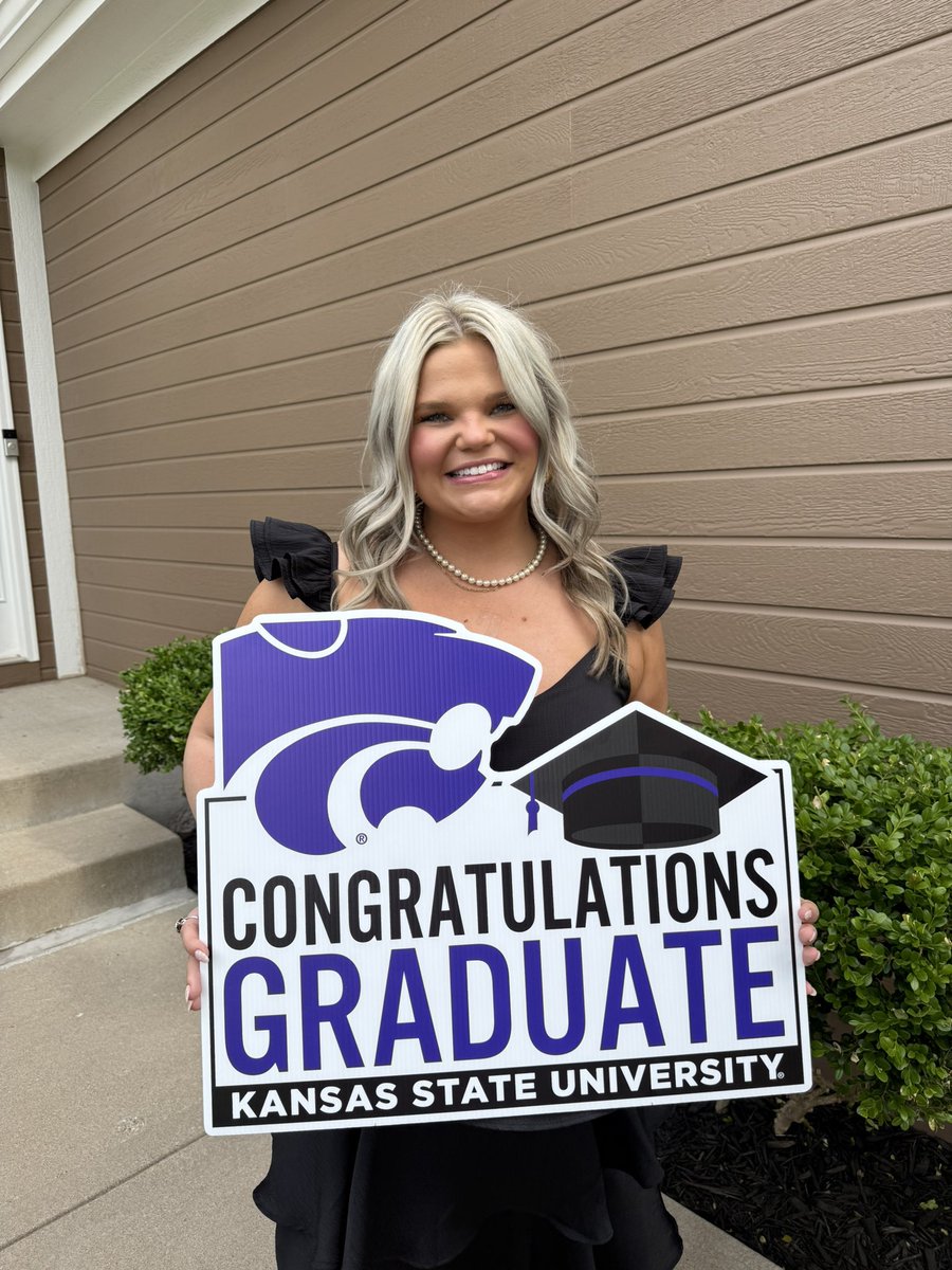 Katieksu99's tweet image. She did it! #kstatealumni #kstategrad #wildcatlegacy 💜