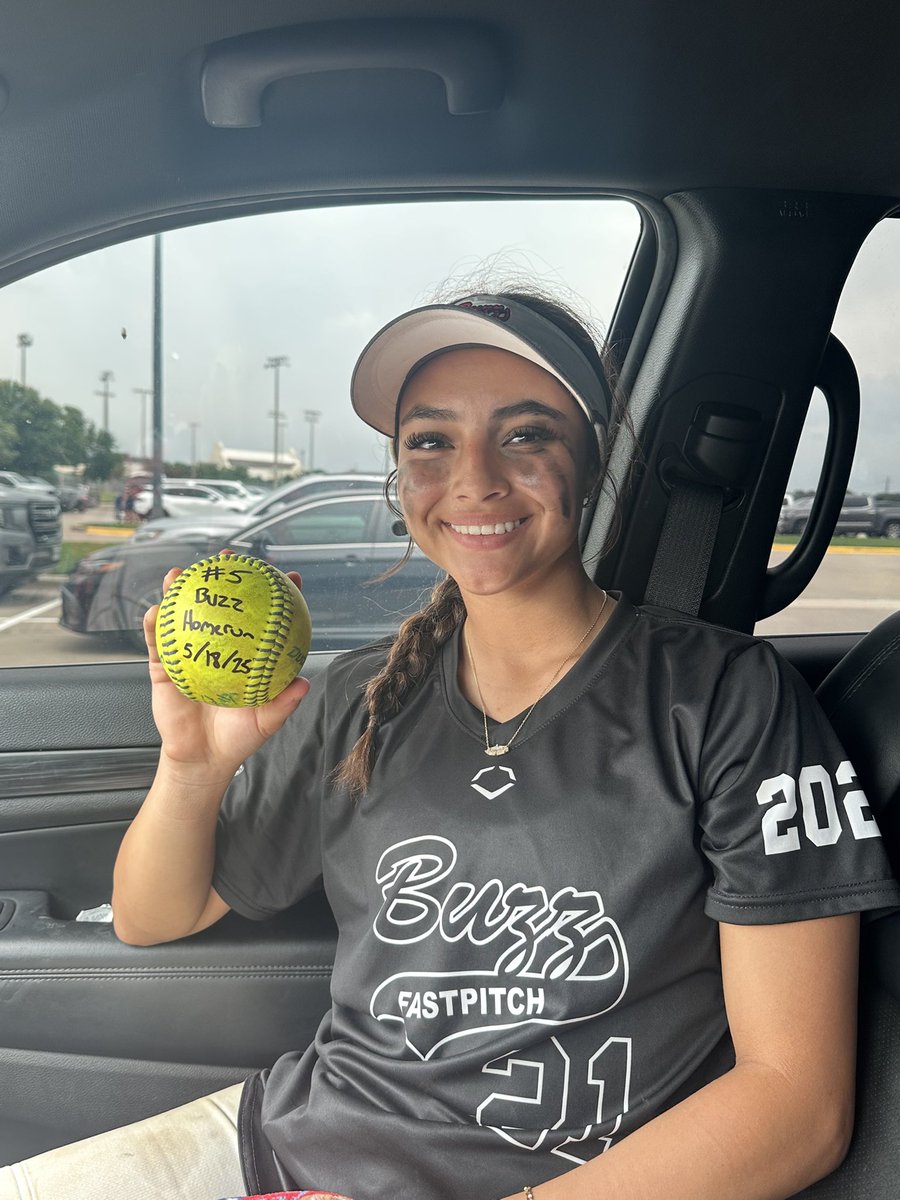 MiaColeman_2028's tweet photo. NTFCA May Friendlies: Finished up the weekend strong. 2 run HR. #3 on the weekend. #BuzzWin #BuzzBomb @Buzz14uNational @BuzzCentex @ExtraInningSB @FPSoftballVIBES @ladyroosoftball https://t.co/BA4MNJz1hv