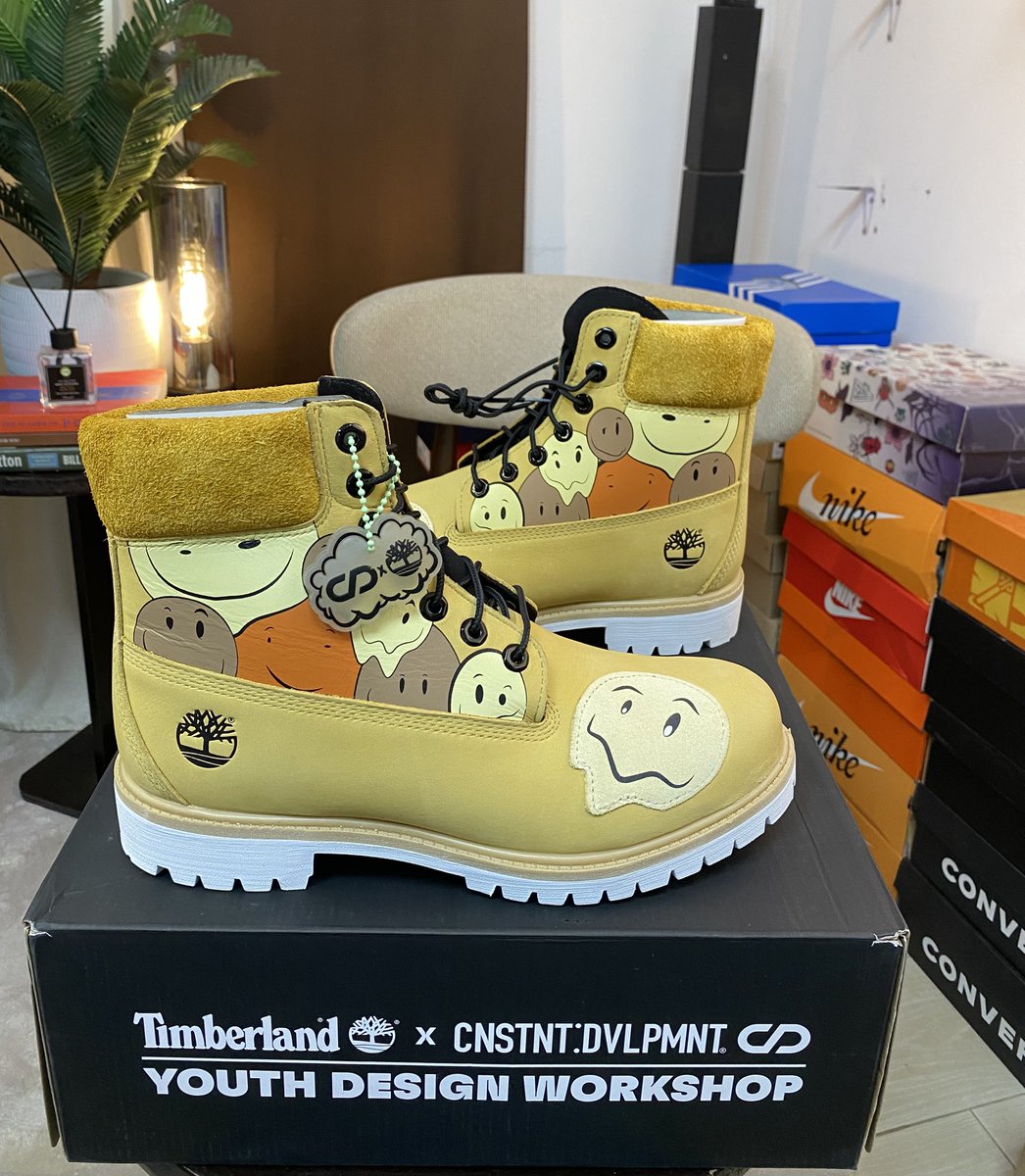 LEGIT_SSNEAKERS's tweet photo. Timberland x Shades of happiness
Size - EU 43.5
Price - GHC 7,200
Brand style -TB0A6G1REXM

(I love this piece so much because of the story behind it, a shoe that demonstrates that everyone has a way of expressing their happiness and emotions)🔥 https://t.co/VHg2yi5AIh