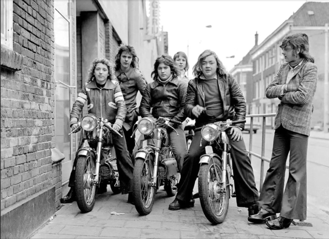 Wat ben ik blij dat ik mijn jeugd en de langste tijd van mijn leven niet in deze tijd heb doorgebracht. En wat heb ik medelijden met de jeugd van nu en de tijd die
nog komen gaat. 🙄
Want wat was het een mooie tijd.
In het Nederland waarin ik ben opgegroeid, gingen we naar de