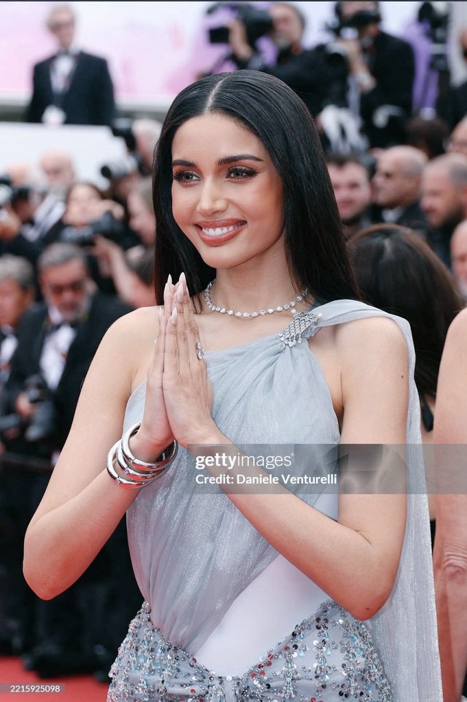 สวยจังเลยอ่าาา  ปีนี้แหละมงแน่ 🥹

VEENA CANNES RED CARPET 
#VEENACannesFilmFINALE