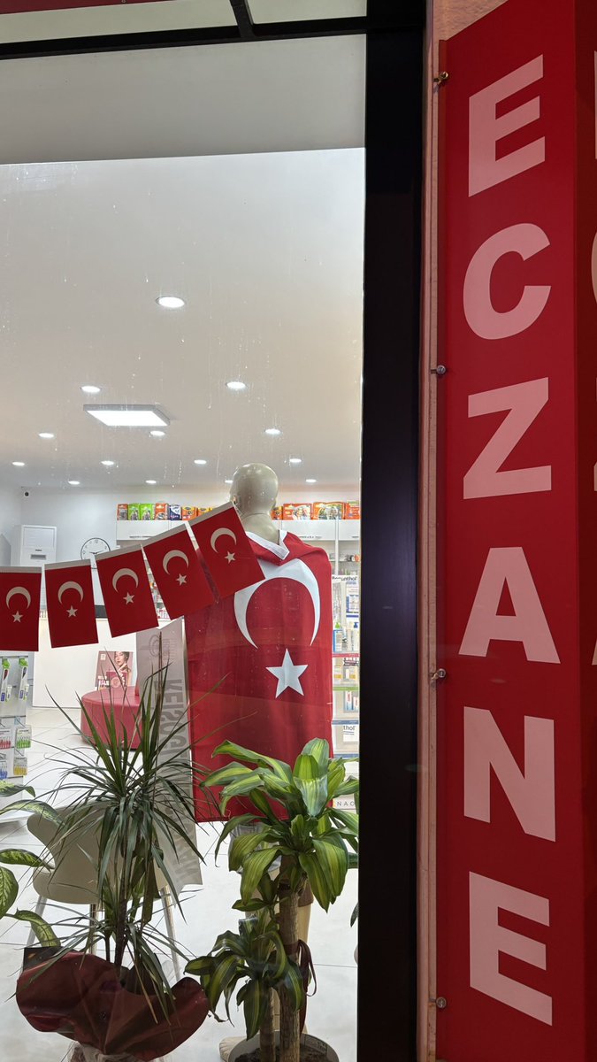 melikespacey's tweet photo. Nöbet-men eczanemizde hizmetinizde 🇹🇷🫡 https://t.co/BblmHLTvFS