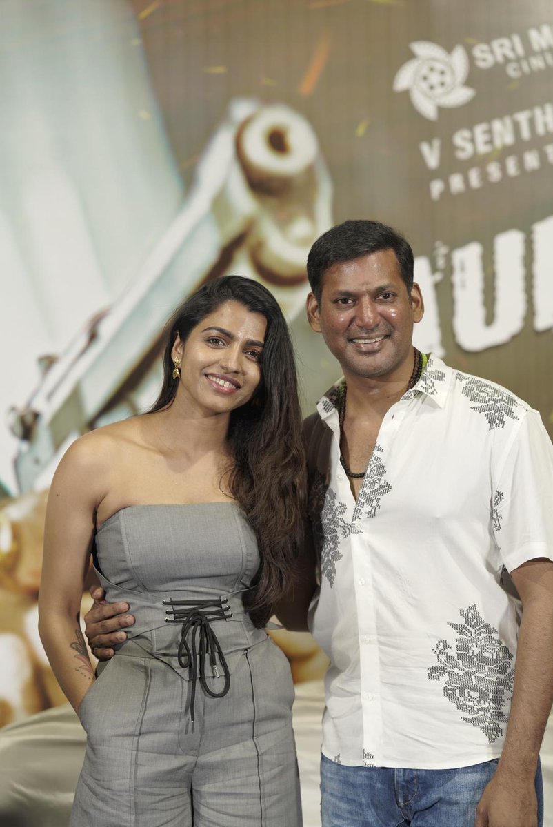 am_Migrade's tweet photo. Biggest surprise of the year! 💖
@VishalKOfficial & @SaiDhanshika are getting married on 29th August 2025! 🥰
They made it official at the #YogiDaAudioLaunch — and our hearts are full! 💍✨
#Vishal #SaiDhanshika #KTownLove https://t.co/YyCv9Eixv2