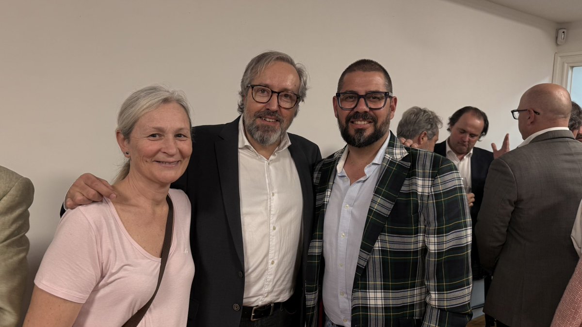 LucreciaArribas's tweet photo. Con @manuelrobledo14 en la proyección de #LoQueNosOcultaron.
Gracias a @JC_Girauta, @MarcosdeQuinto y a @Javiergaciaisac  por este gran #Documental de la #Historia que este #Gobierno #Corrupto de #PedroSánchez quieren #Manipular y #Ocultar 
#MaginificoTrabajo 
#NosTendránEnFrente https://t.co/2sHST5bND7
