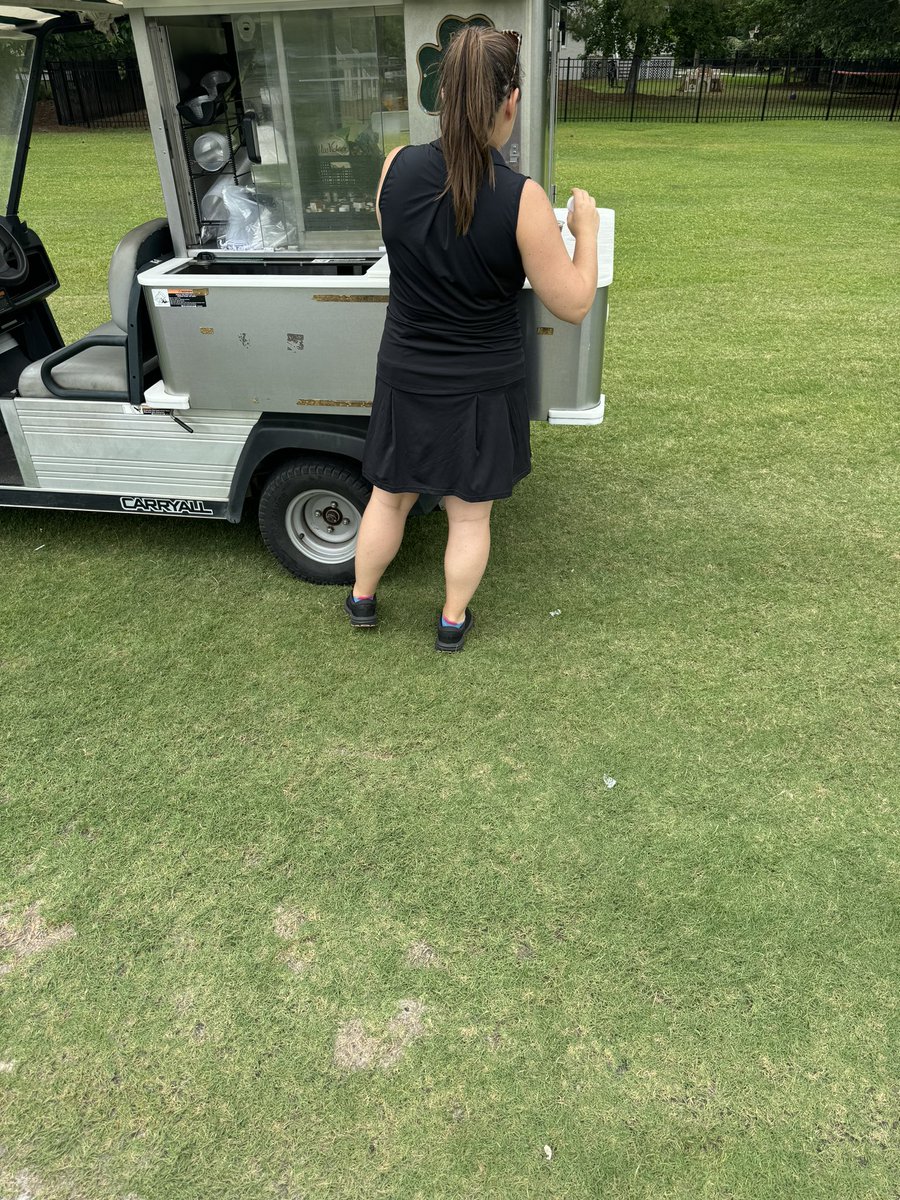 Billbowbagging's tweet image. Aren’t these girls supposed to be hot