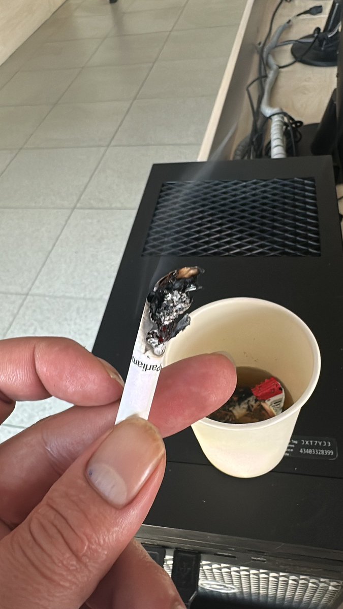 Parlament kendini nezaman düzeltmeyi düşünüyorsun. Sigara içerisinde tütün olarak çer çöp çıkıyor. #Parliament #philipmorris