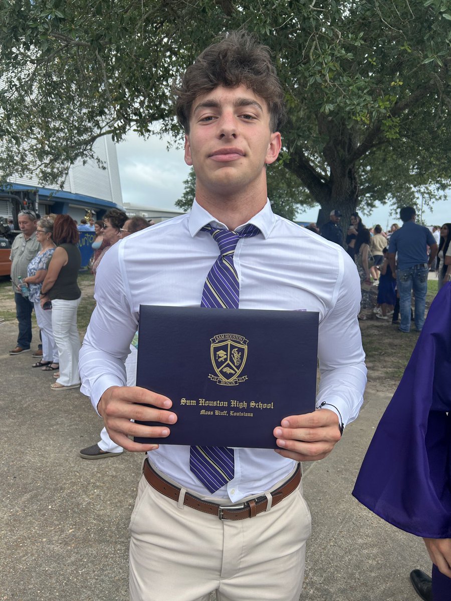 D1_Rose313's tweet photo. For some, it’s just a diploma, but for me, it was a blessing. No injury, no mental block, no nothing stopped me from reaching this and never will, no matter what comes. Stamp that. @_CoachDiaz @_CoachZo_ @coachmac_22 @LamarFootball https://t.co/6fv6iWTa0B