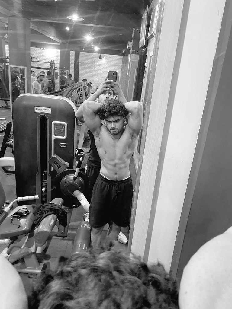 07Tarunnn's tweet photo. Exams by day, code by night, gym for sanity.
Sleep? What’s that?
I think I'm batman 🥷 https://t.co/uCKolF6Jv5