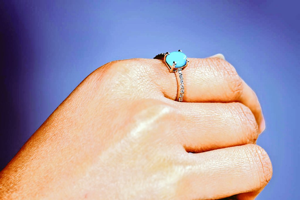 ہم نے اِک عُمر اُنگلی میں پہنا
بَخت آیا ہی نہیں یاقوت سے باہر