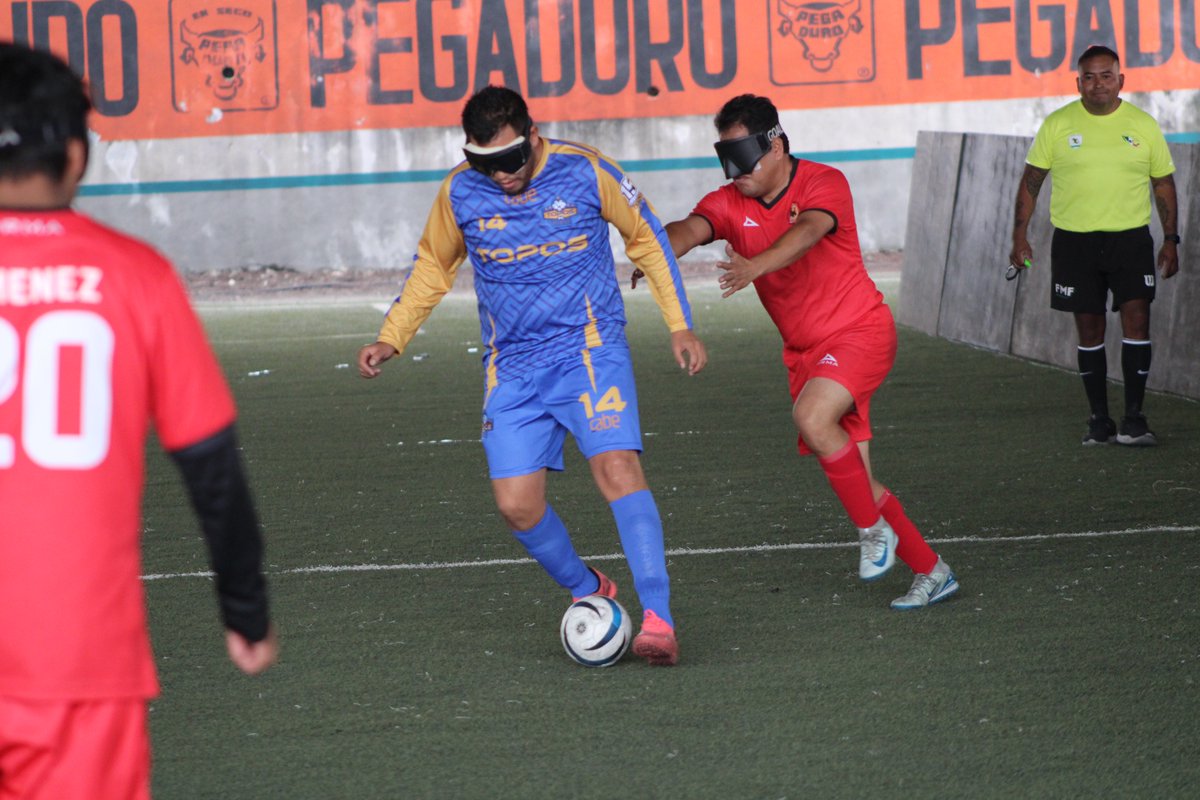 ToposFCPuebla's tweet photo. ¡Clasificados a semifinales! 🏆
Ganamos 4-0 vs Tlaxcala y 11-0 vs Veracruz 💥
Con estos resultados, aseguramos el 1er lugar del Grupo A 🙌.
👩⚖️ Nuestra árbitra Sandra Ríos estará en semi y final 🖤
¡En junio, todo se define en casa!
#ToposFC #FutbolParaCiegos #Puebla https://t.co/4pTQvHTnna