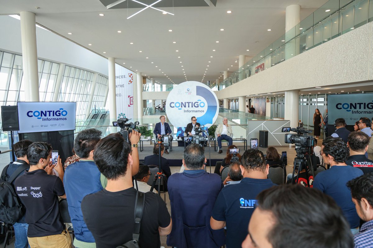 SEGOB_Queretaro's tweet photo. El secretario de Gobierno, @caralcaraz  acompañó al gobernador @makugo a #ContigoInformamos donde se anunció la realización del Hackatón Enerhack 2025.
Ahí, el secretario de Desarrollo Sustentable, @mdelprete, informó que, con la finalidad de impulsar el talento y la creatividad de los jóvenes queretanos, el próximo 5 y 6 de junio, se llevará a cabo este evento en BLOQUE, donde pondrán presentar soluciones innovadores sobre el tema central que es movilidad sostenible, la infraestructura, eficiencia energética, transporte público y tecnologías limpias.