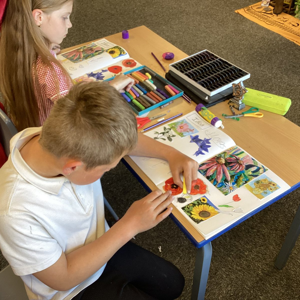 ArtsView53173's tweet photo. Year 3, were very excited to get started on their new art topic. 🌺🌸🖼️ https://t.co/vjZvsOg26r