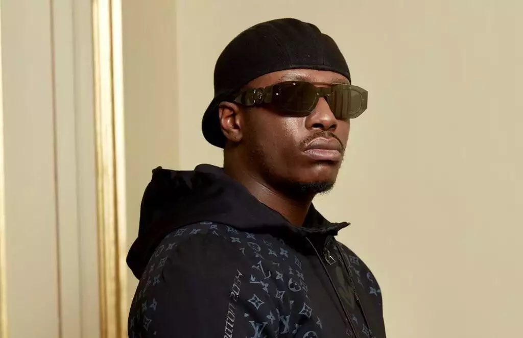 🇫🇷 FLASH | AUCUNE des musiques de WeRenoi ne sera RETIRÉE des plateformes, assure un proche de l’artiste au Parisien. L’équipe du rappeur a "masqué" les clips sur YouTube de façon "temporaire" le temps du deuil de la famille, conformément à leurs convictions religieuses, AFFIRME