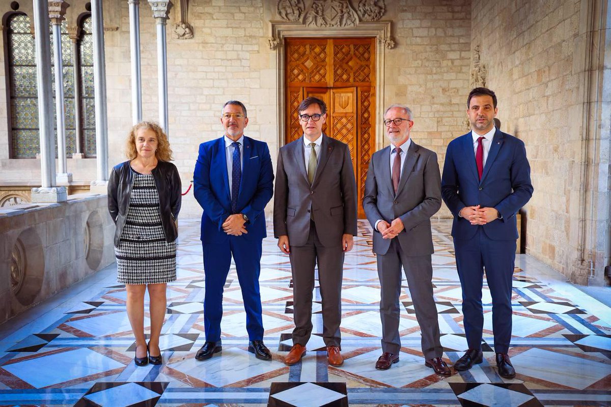 📸 El president <a href="/salvadorilla/">Salvador Illa Roca</a> s’ha reunit amb el Consell de Treball, Econòmic i Social de Catalunya (CTESC), acompanyat del conseller d’<a href="/empresacat/">Empresa</a> i <a href="/treballcat/">Treball</a>, <a href="/ConsellerSamper/">Miquel Sàmper</a>.

#ElGovernDeTothom