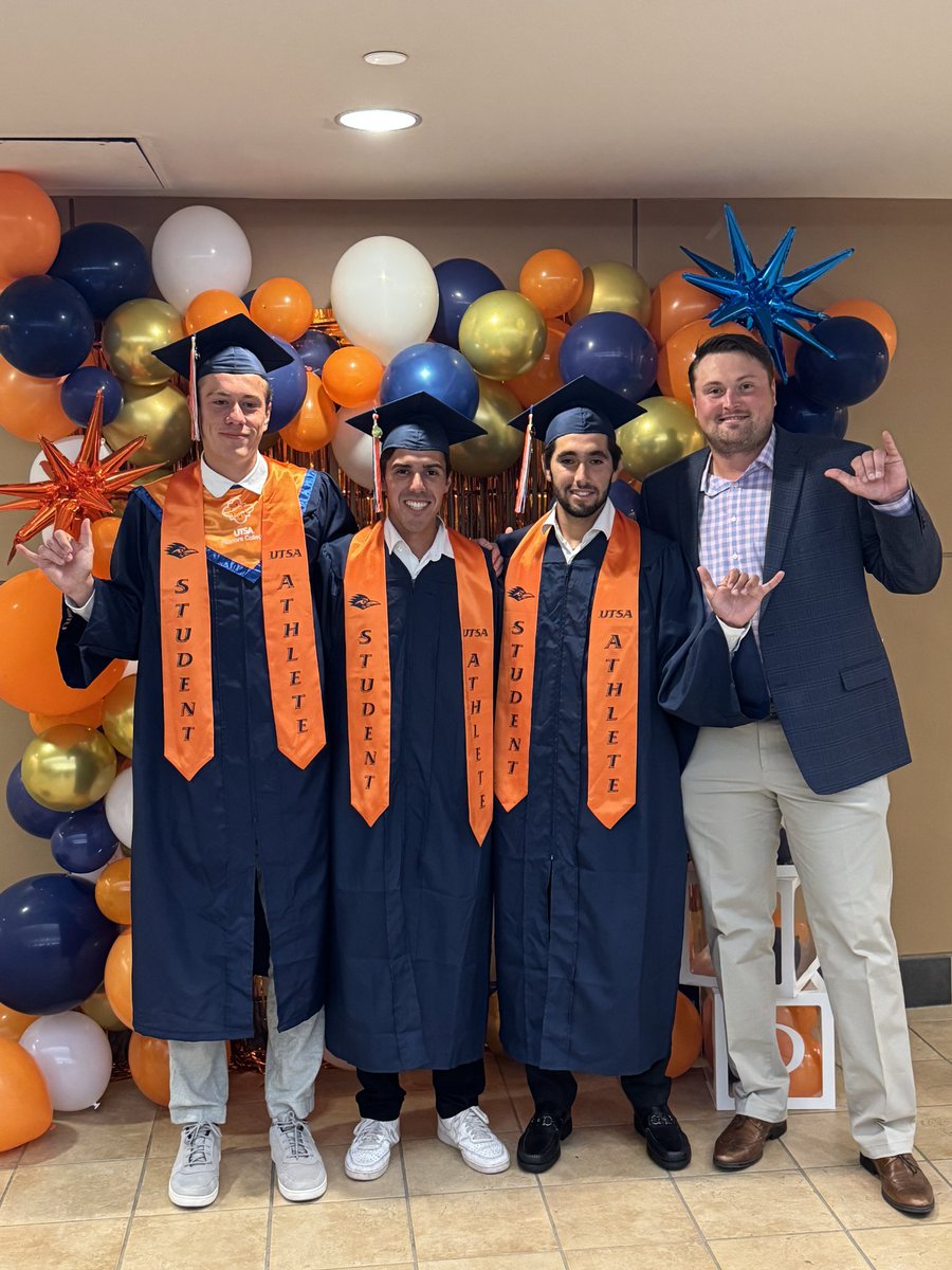 UTSAMT's tweet image. True STUDENT-Athletes! Congratulations Danijal, Tiago and Miguel on graduation! 🎓
#BirdsUp🤙 | #LetsGo210