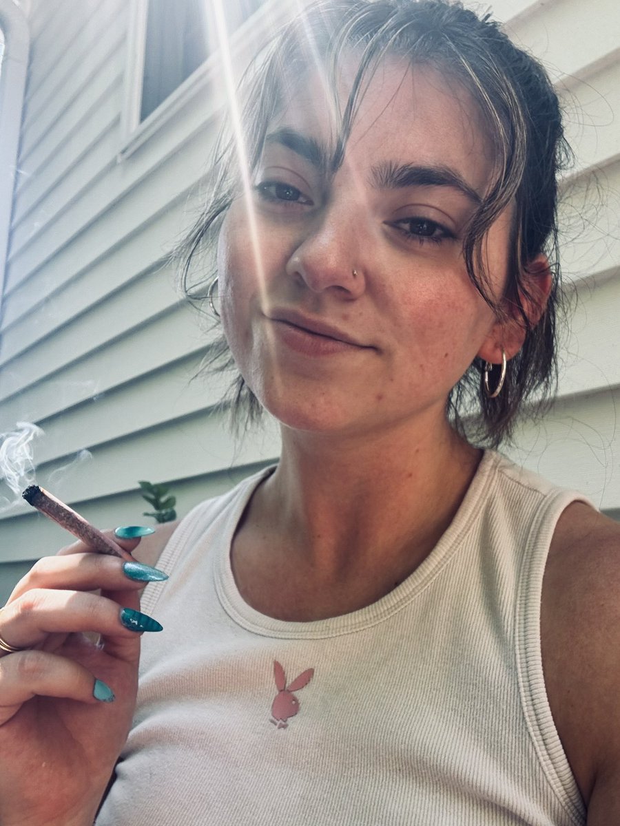Chellzbellz96's tweet photo. #nomakeupmonday #stonergirls #playboy https://t.co/wl9lpOzJw5