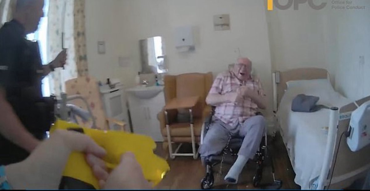Artemisfornow's tweet image. UK - We are a failed society.

A 93 yr old disabled man in a wheelchair, was sprayed in the face with pepper spray, then shot by a Taser and then hit with a baton, by police officers.

He was ‘threatening’ staff with a “small serrated cutlery knife and flicking food at them”…