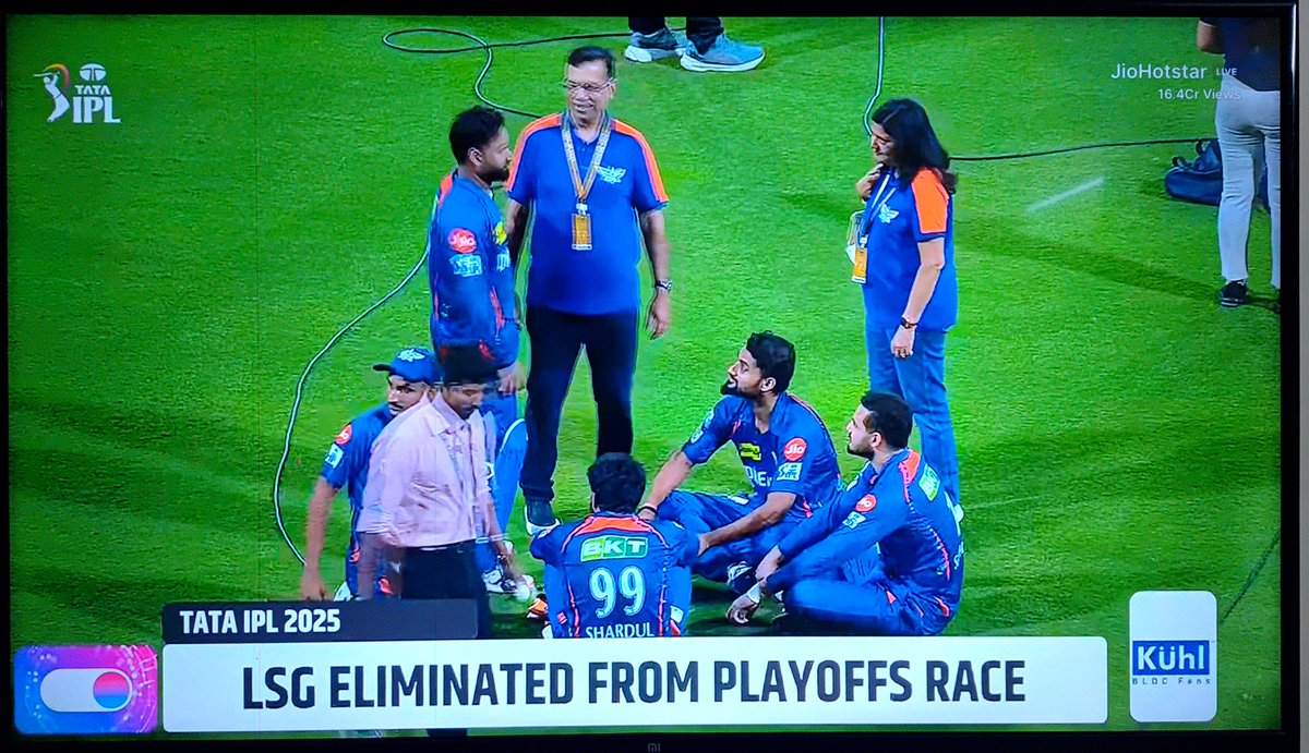 CricTalkbyAJ's tweet photo. Pant can't thank KL Rahul enough.

Because, he is the reason because of which Goenka sahab is on image cleaning mode.

Otherwise, he would have repeated what Bhajji did with Sreesanth.

#LSGvSRH #SRHvsLSG #pant #RishabhPant #AbhishekSharma #DigveshRathi #Goenka https://t.co/dKvHoHeRrF
