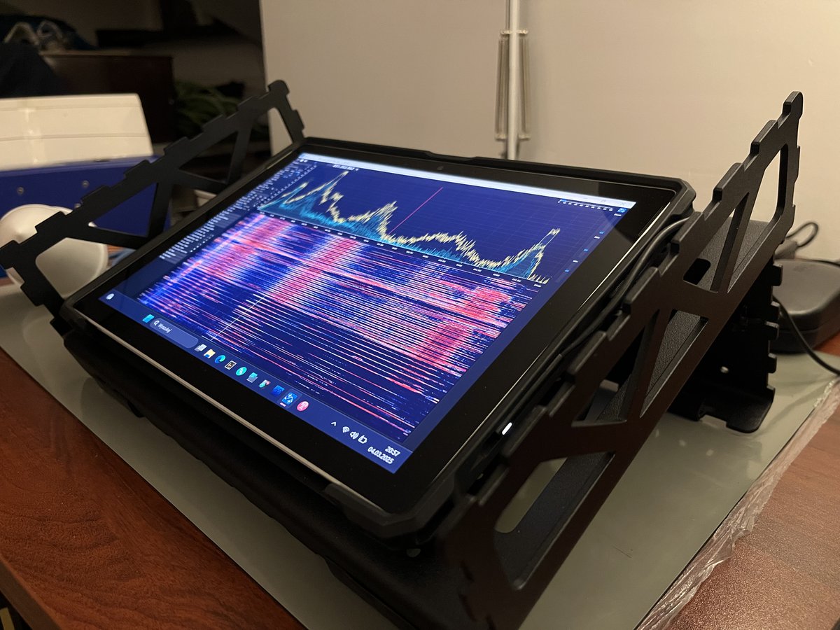 The RF Cat frame is a CNC machined, black aluminum plate. Under the vibration-isolated tablet unit is mounting plate to compose dedicated set of devices. Here SDRs AirSPY R2 and HF+. Simple, solid, lightweight with a frequency range that allows analysis of signals in the field.