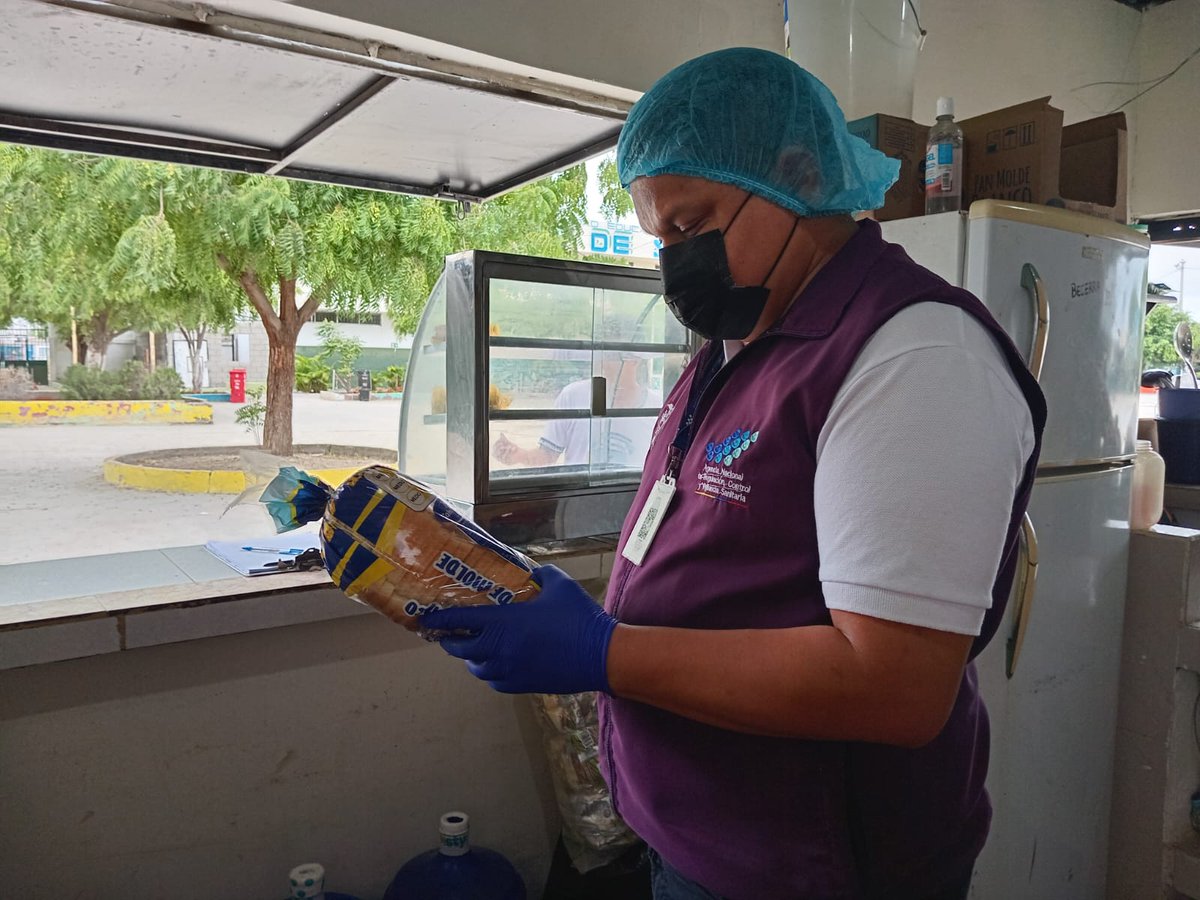 ¡Por la salud de nuestros estudiantes!🧑🏽‍🏫🍎

Vigilamos bares escolares de instituciones educativas de #LaLibertad, en #SantaElena, para revisar sus condiciones higiénicas y que no se vendan alimentos procesados con concentraciones altas de azúcar, grasa y sal.

#ArcsaControla ✅