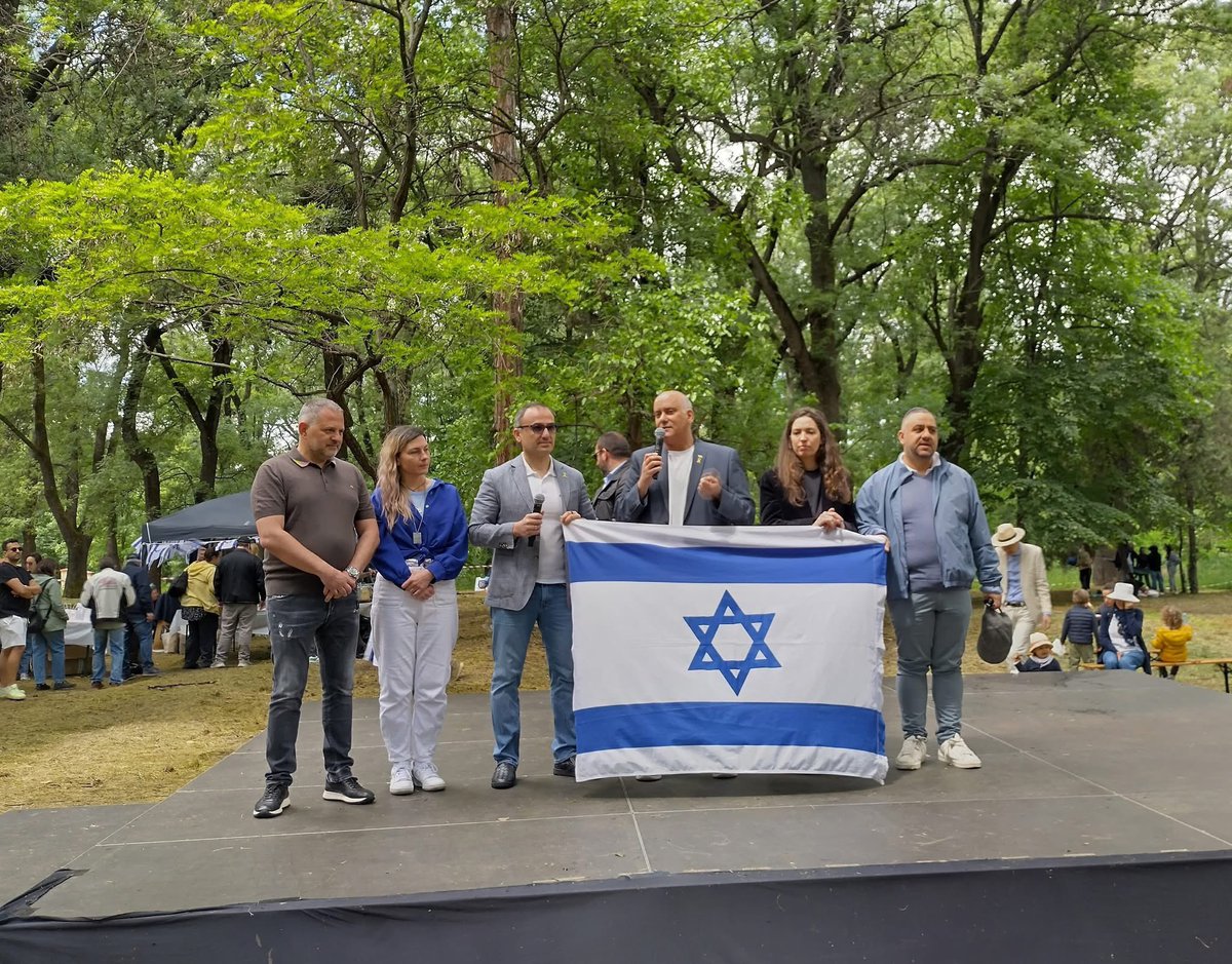 IsraelinBG's tweet photo. На 18 май с хепънинг отпразнувахме Йом Ацмаут – Деня на независимостта на Израел, и Лаг бар Омер – празника на светлината и сплотеността.

Събитието бе инициирано и организирано от @ShalomBulgaria, НЕГЕВ - Организация на приятелите на Израел в България и Федерация на ционистите в България, съвместно с Посолството на Държавата Израел, и в него взеха участие членове на израелската и еврейската общности в България.

Посланик @LeviSfari, заедно с ръководителите на организациите-инициатори на събитието - д-р Алина Леви, проф. д-р @alekoscar, Максим Делчев и Николай Гълъбов, приветства всички събрали се на празника и подчерта значението на заедността, солидарността и взаимната подкрепа между израелската и еврейската общност, особено в тези много предизвикателни времена на надигащ се антисемитизъм в Европа и по света, както и отправи послание на надежда и молитва за бързото освобождаване на всички 58 заложници в Газа.

По покана на Посолството, специално от Израел пристигнаха Маха и Хасан Амир с тяхната дъщеря Фарида от друзкото село Хорфеш в Северен Израел. Те обогатиха празника със своето присъствие и топлота, а шатрата на Посолството се изпълни с аромати на традиционни друзки ястия, приготвени с много сърце и споделени с всички гости.

Малки и големи се включиха в организираната от Посолството томбола с подаръци, опитаха вкусната храна и участваха в специална сесия на Хасан Амир, посветена на друзката култура, обичаи и актуалната политическа ситуация на друзката общност в Близкия изток.

Благодарим на всички, които се присъединиха към празника – членове на еврейската общност, израелци и приятели на Израел, които показаха, че солидарността, съпричастността и любовта към свободата не познават граници.