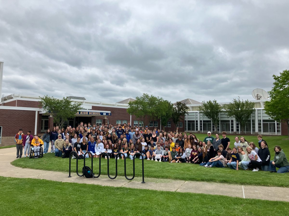 ChelseaHS_Mich's tweet photo. Our seniors got to take a trip down memory lane today as the paraded through North, South, Beach, and ended back at CHS!! https://t.co/pw20QzBkDC