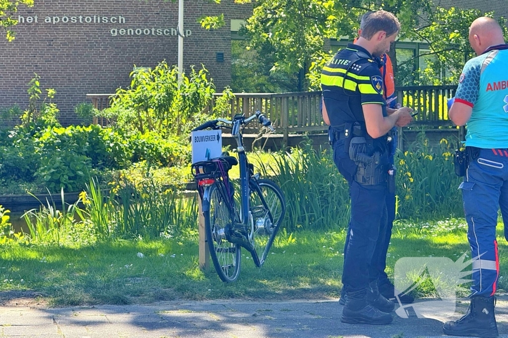 Bestelbus rijdt fietser aan op Willem Bontekoesingel in Gouda