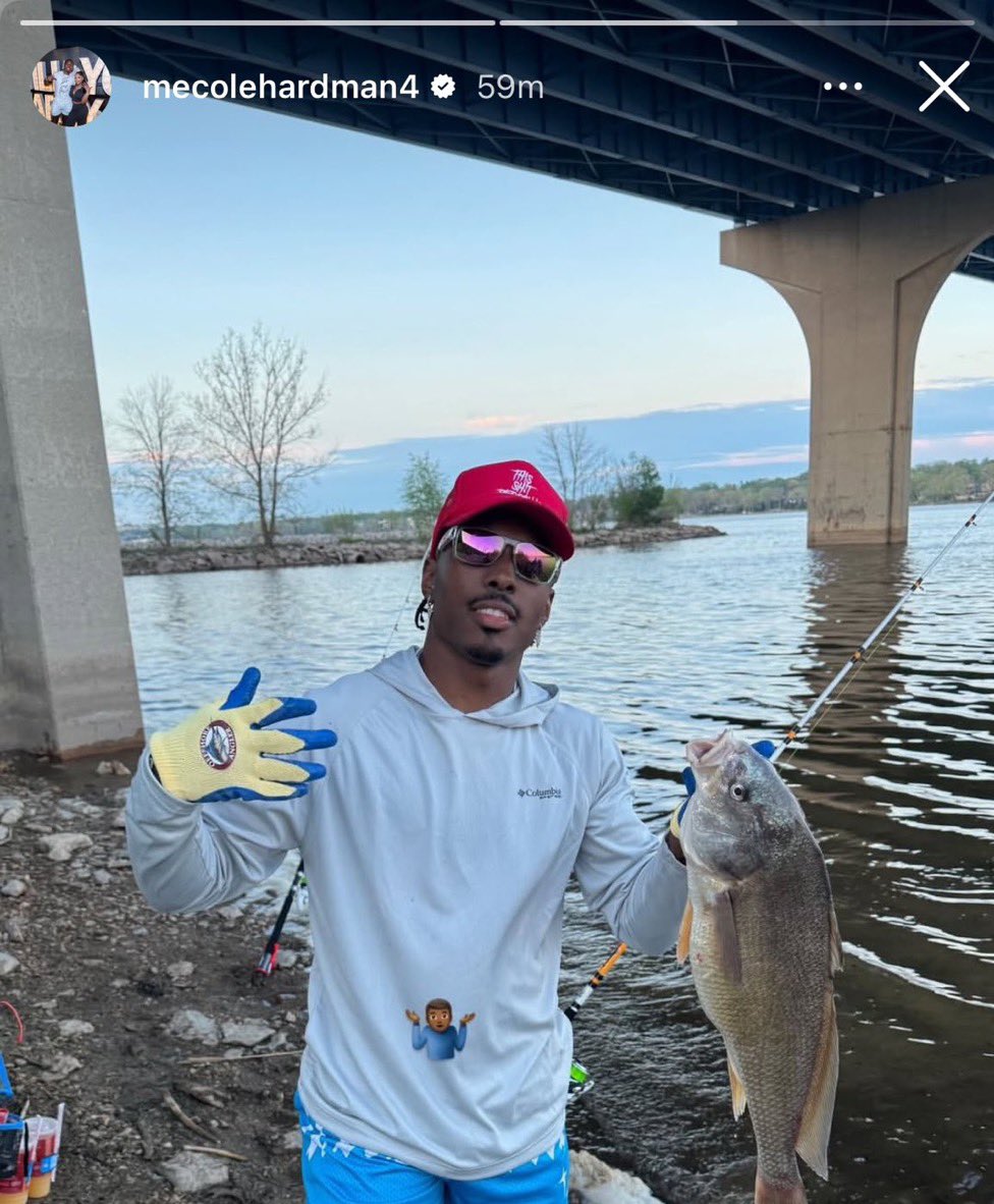 cheeseheadtv's tweet image. 🧀 Mecole Hardman living his best life in Green Bay.
Playing for the best team in the NFL ✅
Snagging a nice carp out of the fox river the other day? ✅