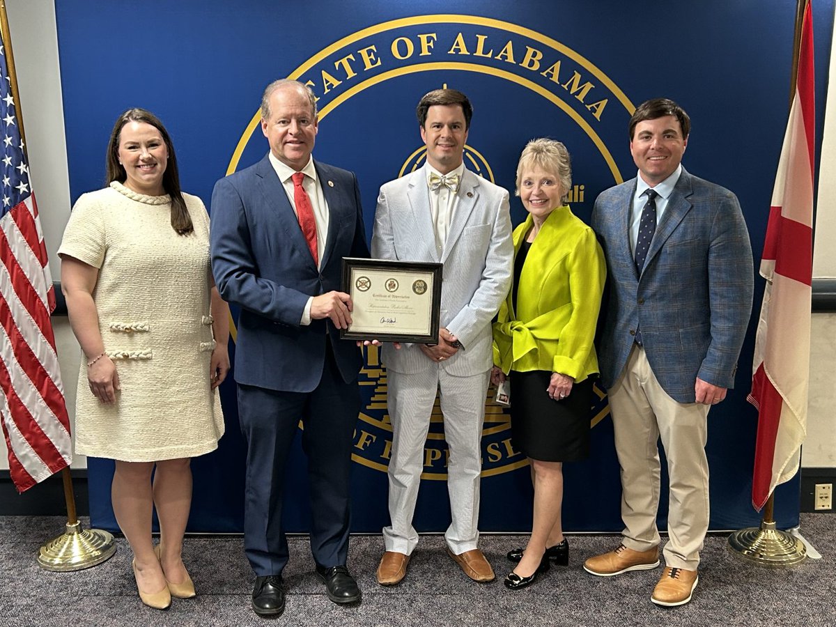 GumpMag's tweet image. Governor Kay Ivey signed SB138 into law. #alpolitics #pardons #paroles #felons
gumptownmag.com/bipartisan-bil…