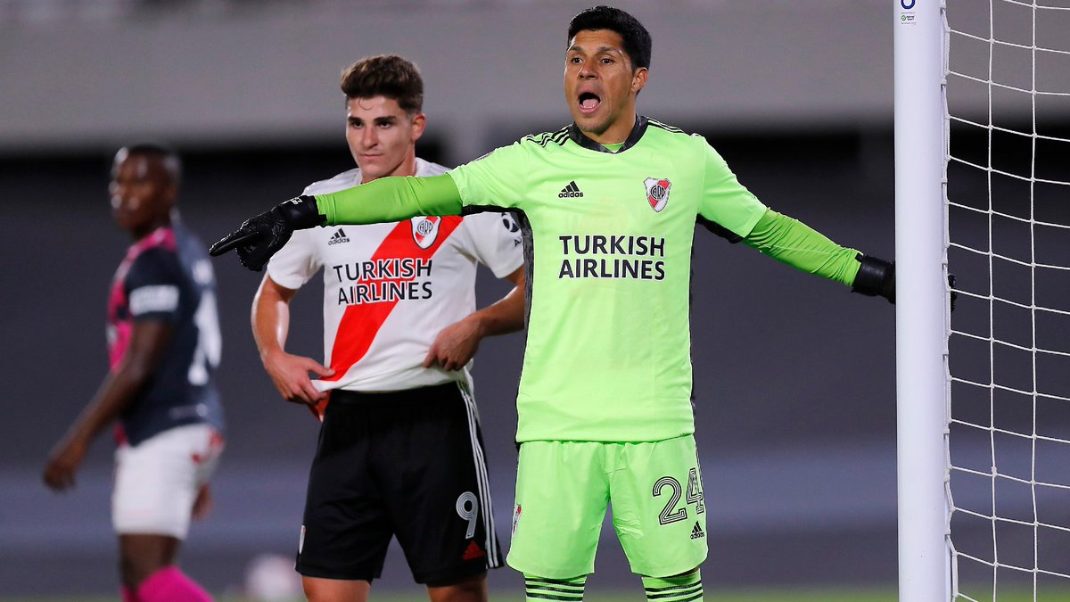 🟢 Un día como hoy pero hace 4 años, Enzo Pérez se vistió de arquero por Copa Libertadores ante Independiente Santa Fe y River ganó 2-1 sin suplentes, en un partido para la historia.