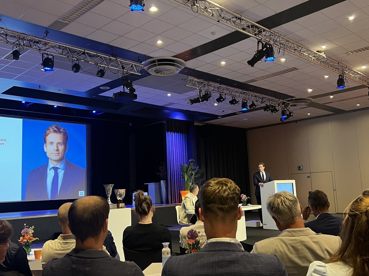 Algemene ledenvergadering NOC*NSF met een belangrijke en lange agenda. Inclusief een toespraak van staatssecretaris Sport Vincent Karremans. De grote opkomst geeft aan hoe de sport met elkaar verbonden is. Kijk voor onderzoek ‘Zo sport Nederland’ op ap.lc/SRPkb