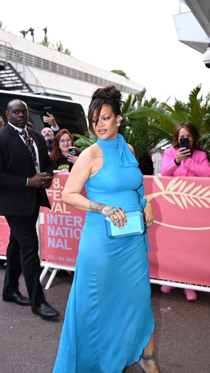 midiasra's tweet photo. Rihanna está agora no Festival de Cinema de Cannes.🍄💙 https://t.co/4x5CbYA9Si