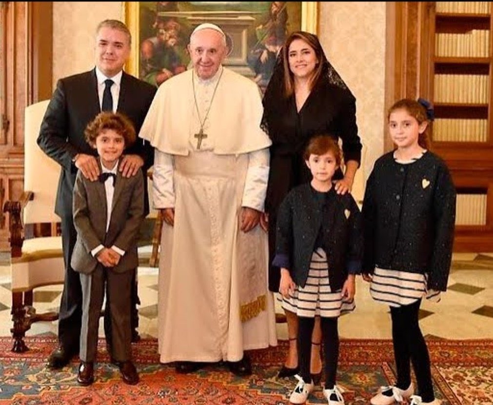 elmestizojuan's tweet image. Ofendidos porque Petro llevó a Antonella…

Duque: