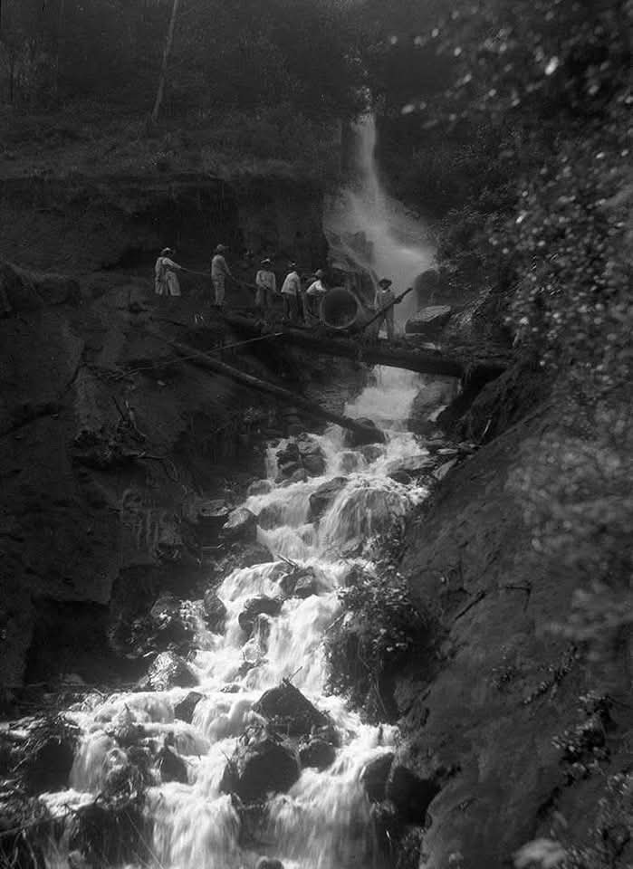 Camino de Contreras a Los Dinamos, junio de 1931

En el lejano 1931, el Camino de Contreras serpenteaba entre montañas y bosques, llevando a los viajeros desde el corazón de la Ciudad de México hacia la vasta naturaleza de Los Dinamos.