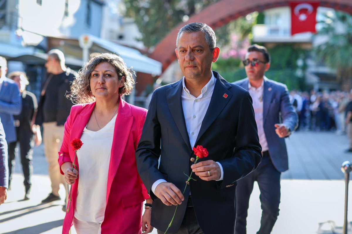 herkesicinCHP's tweet photo. Genel Başkanımız Özgür Özel, İzmir Mitingi öncesi eşi Didem Özel ile birlikte Karşıyaka’da Atatürk’ün annesi Zübeyde Hanım’ın anıt mezarını ziyaret etti. https://t.co/A51y4Awkaa