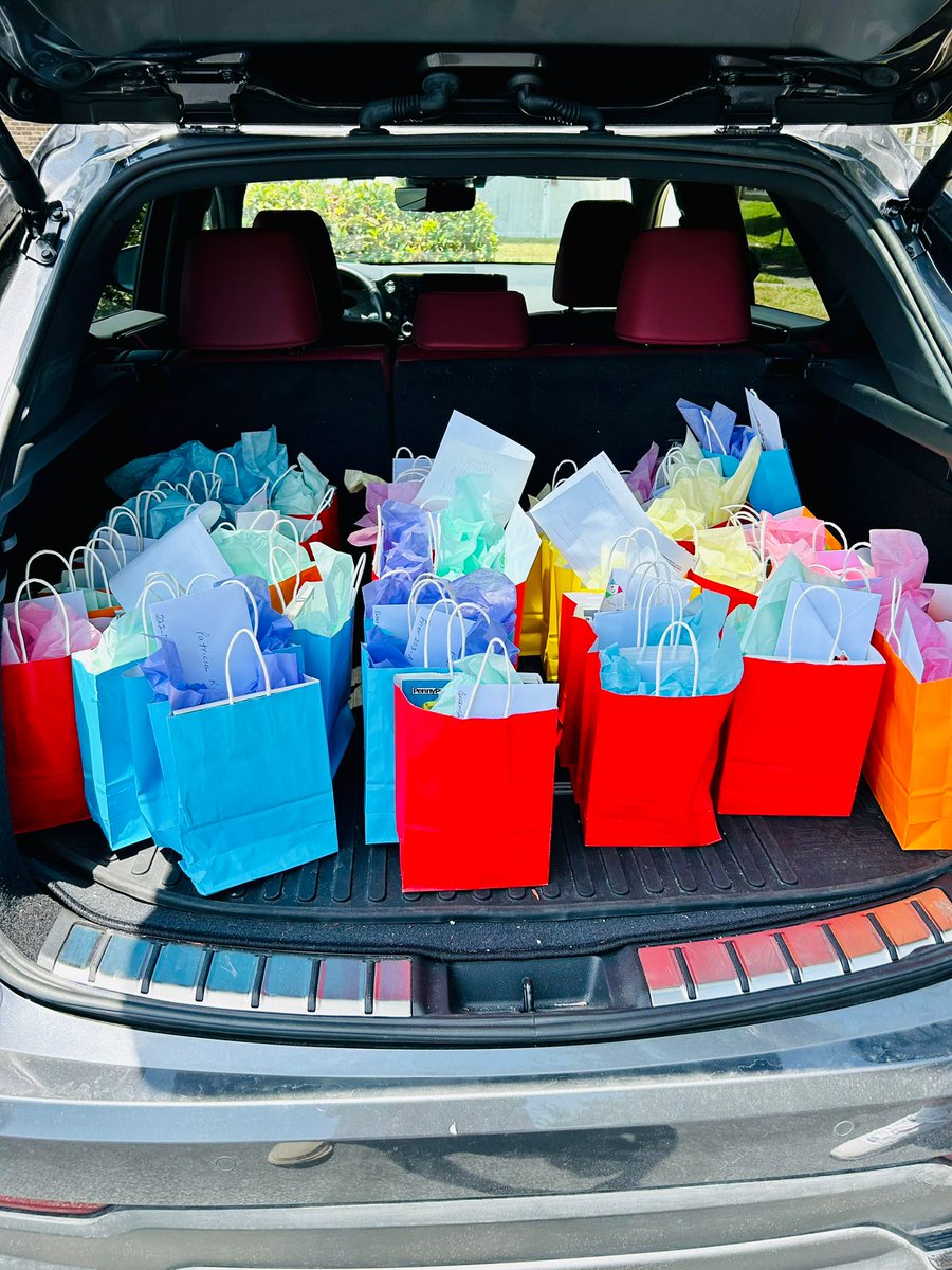 UnitedWeAge's tweet photo. What does love look like in action? 
👉 Our volunteers are picking up birthday gift bags to deliver to residents in our long-term care facilities—whose birthdays are in May.
Donate: https://t.co/Mg67IXUPwI
or volunteer: https://t.co/aIgTqw5gZx

#UnitedWeAge #SeniorCareMatters https://t.co/dnFhY6txsa