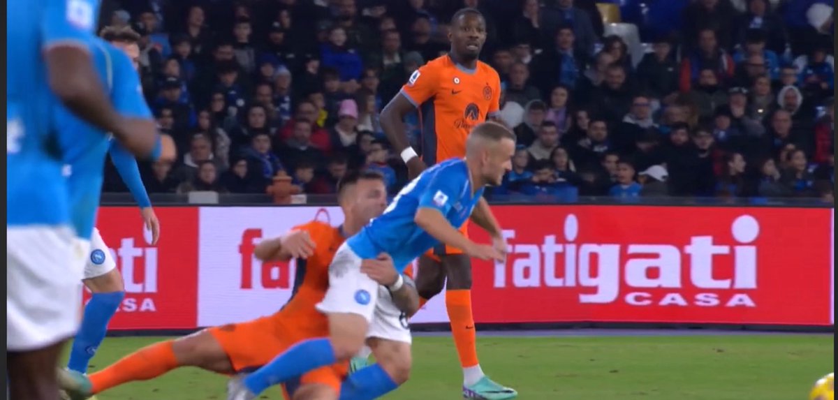 <a href="/DAZN_IT/">DAZN Italia</a> In questo caso invece  Marelli disse che il Var non poteva intervenire anche se l’arbitro Massa aveva sbagliato. Cambiate le regole ogni volta?

3 dicembre 2023 👇