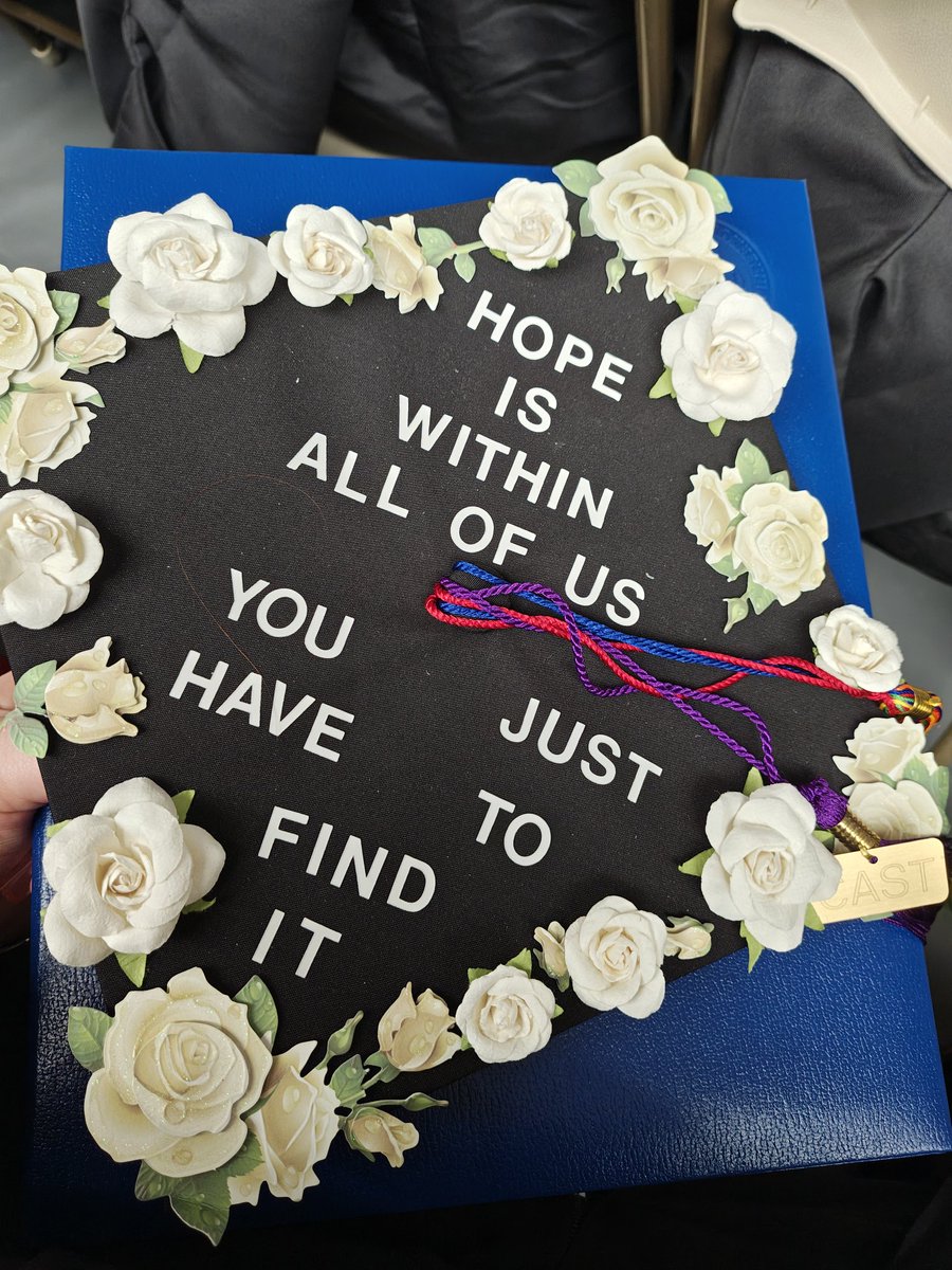 ACatBitMyHand's tweet photo. B.A In English and Women's, Gender, and Sexuality Studies achieved 💙🤍 https://t.co/Bbee9N28cm