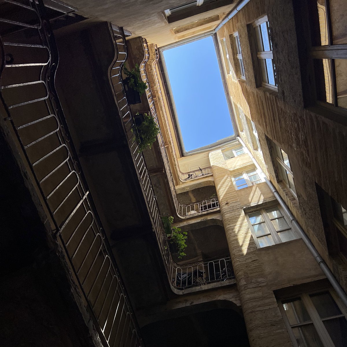 ValletJerome25's tweet photo. #lyon #vieuxlyon #traboule #cielbleu #vieillepierre #courinterieure #traje https://t.co/m0cHcEeBAH