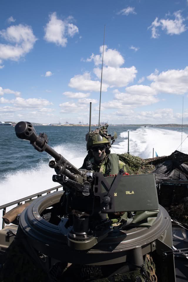 Swedish_Navy's tweet image. Just nu pågår övningen Swenex 25 som är slutövningen för värnpliktiga och en av Försvarsmaktens viktigaste övningar. Övningen inleddes på västkusten under helgen och har nu brett ut sig längs kusten hela vägen till Stockholms skärgård. Totalt deltar 2000 personer i övningen.