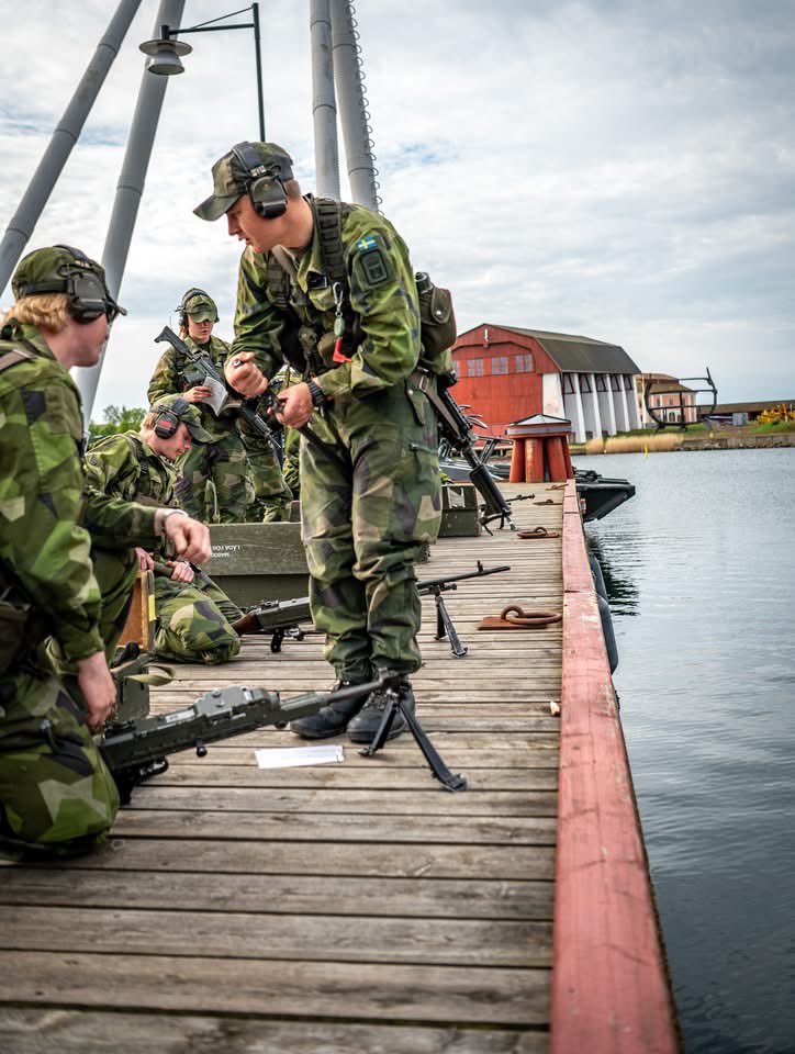 Swedish_Navy's tweet image. Just nu pågår övningen Swenex 25 som är slutövningen för värnpliktiga och en av Försvarsmaktens viktigaste övningar. Övningen inleddes på västkusten under helgen och har nu brett ut sig längs kusten hela vägen till Stockholms skärgård. Totalt deltar 2000 personer i övningen.