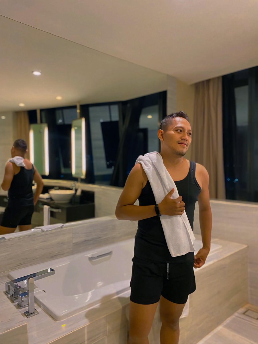 Adakah yang suka mandi malam... seru kali ya bisa mandi berduaa

#semarang
#gaysemarang