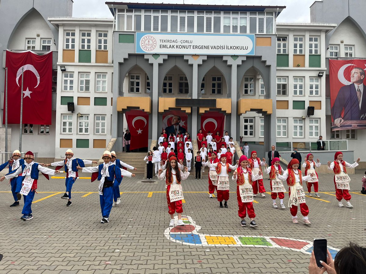 EmlakErgene's tweet photo. "19 Mayıs Atatürk'ü Anma, Gençlik ve Spor Bayramı"nı büyük  coşku ile kutladık.
Bu Coşkuya emek veren 4-E, 4-F Sınıfı Öğretmen ve Öğrencilerine çok teşekkür ederiz.
🇹🇷🇹🇷👏👏👏🇹🇷����🇷
@Murat_Eren
 @hete61 
@CorluMem
@eyup5967 https://t.co/aHMoQ0GXkP